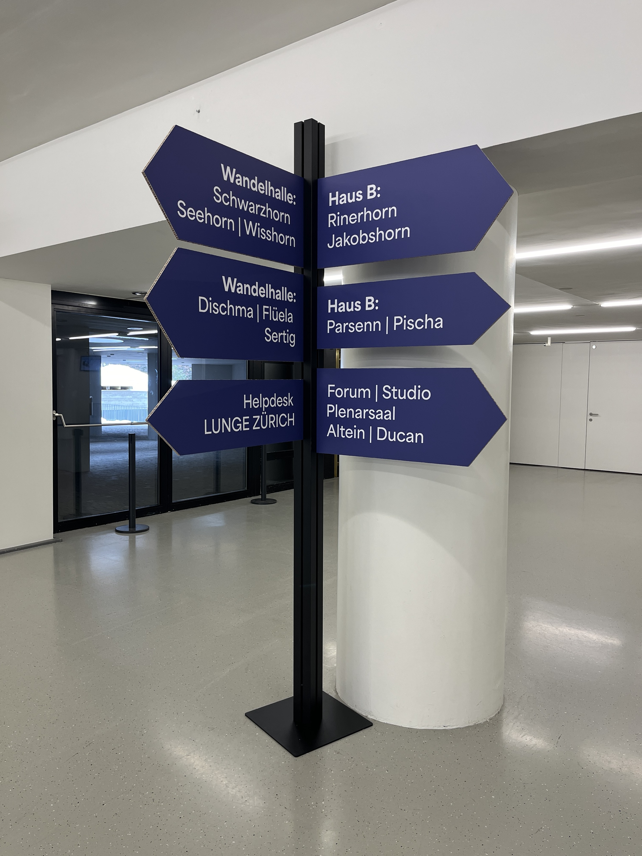 Wegweiser mit Inhaker System